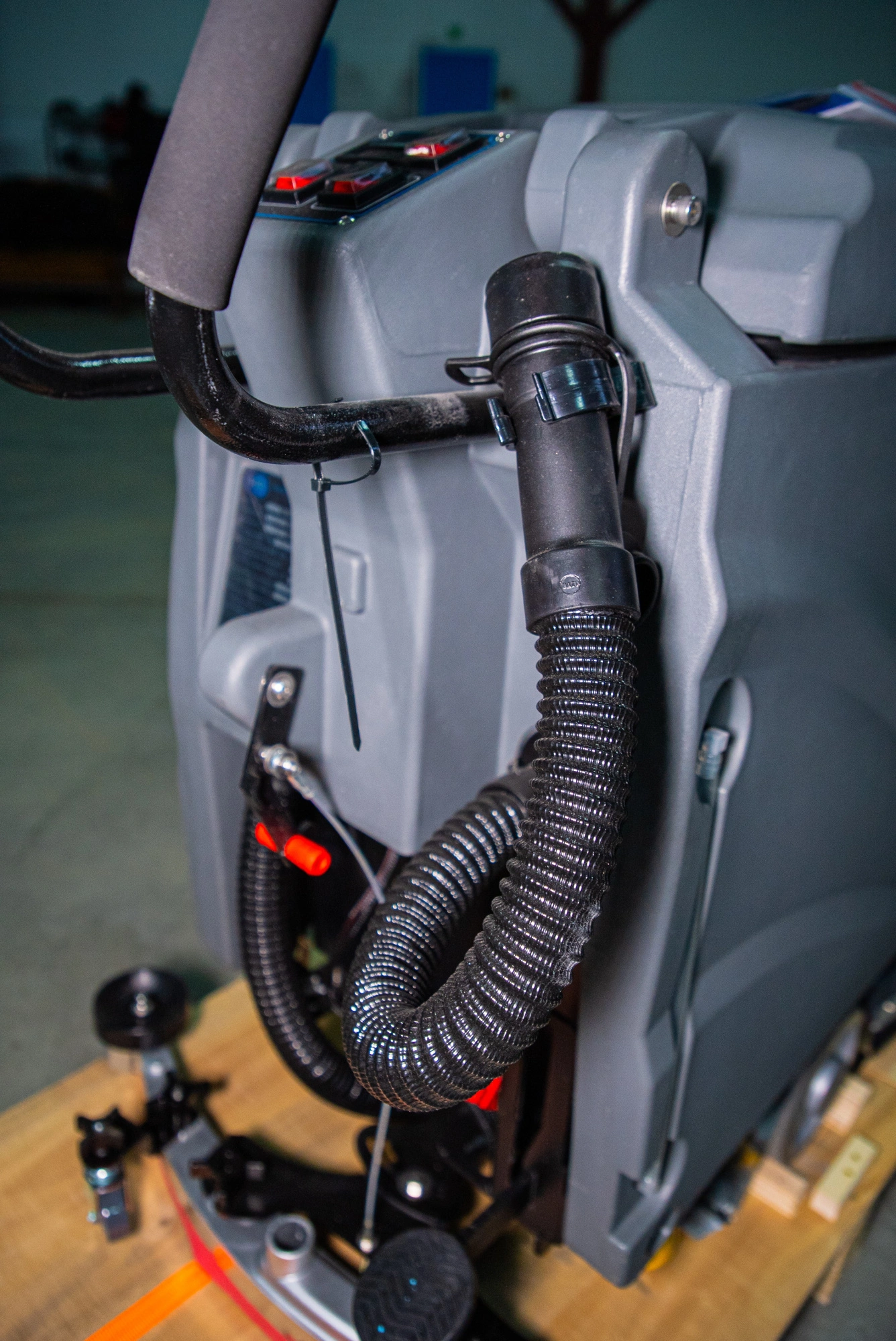 Машина поломоечная с АКБ GEL 24/100 В/Ач TOR COMPACT 56