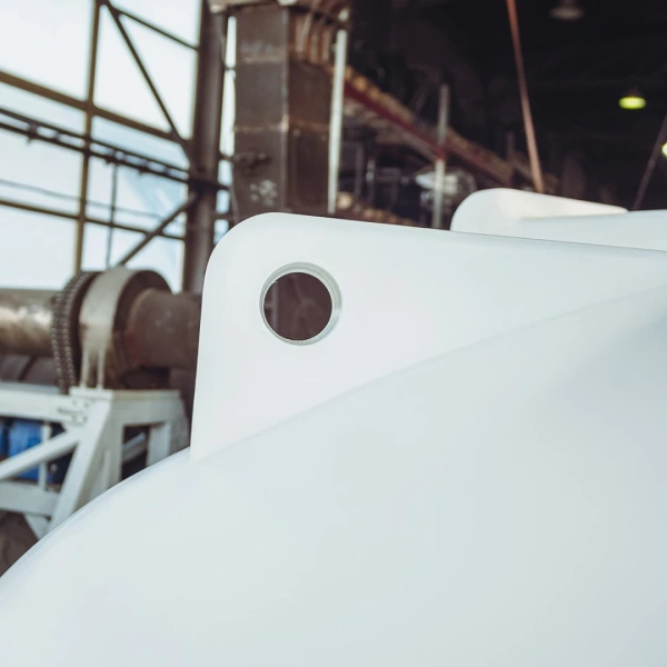 Емкость ЦКТ 5000 л с патрубком 90мм с фланцем под плотность до 1,2 г/см³ белая в обрешетке с лестницей