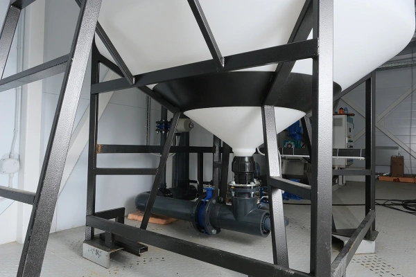 Емкость ЦКТ 3000 л с патрубком 90мм под плотность до 1,5 г/см³ белая в обрешетке с лестницей