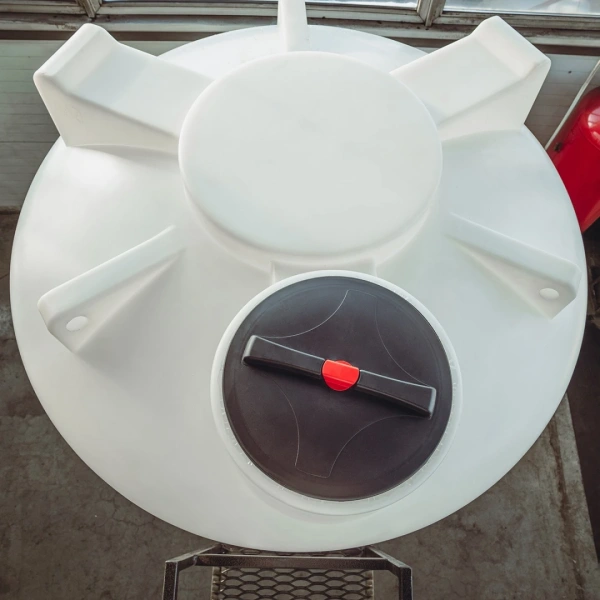 Емкость ЦКТ 5000 л с патрубком 90мм с фланцем под плотность до 1,5 г/см³ белая в обрешетке с лестницей