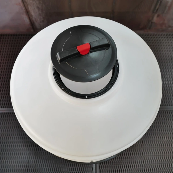 Емкость ФМ 500 л под плотность до 1,5 г/см³ белая в обрешетке