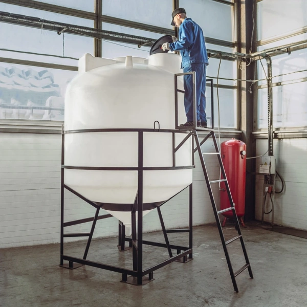 Емкость ЦКТ 5000 л с патрубком 160мм белая в обрешетке с лестницей