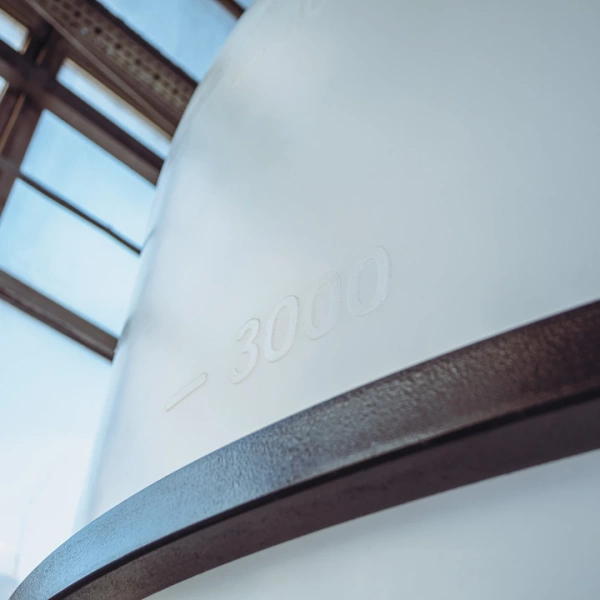 Емкость ЦКТ 5000 л с патрубком 110мм с фланцем под плотность до 1,5 г/см³ белая в обрешетке с лестницей