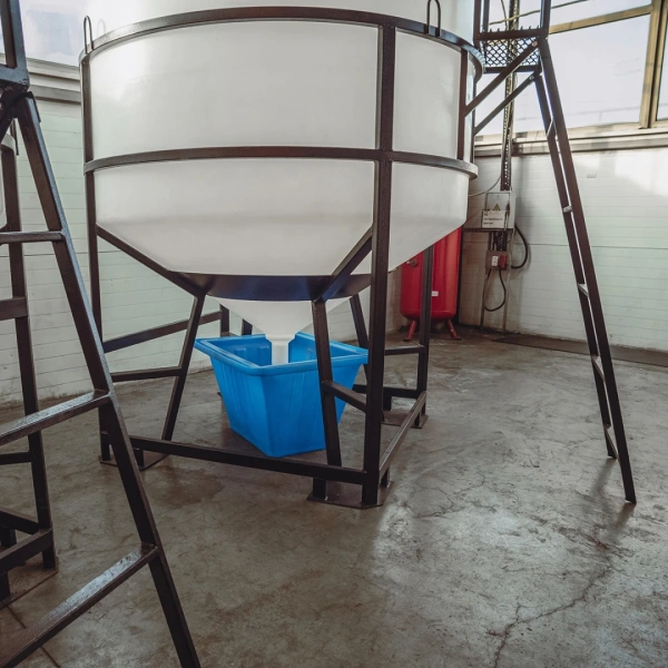 Емкость ЦКТ 5000 л с патрубком 110мм с фланцем в обрешетке с лестницей 