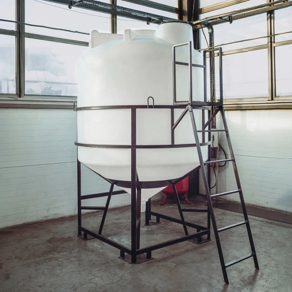 Емкость ЦКТ 5000 л с патрубком 110мм с фланцем под плотность до 1,2 г/см³ белая в обрешетке с лестницей